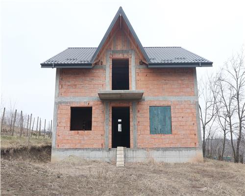 Casa cu 8 camere, 900 mp teren, la rosu in Rediu