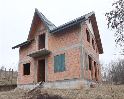 Casa cu 8 camere, 900 mp teren, la rosu in Rediu