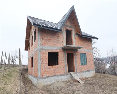 Casa cu 8 camere, 900 mp teren, la rosu in Rediu