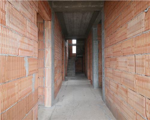 Casa cu 8 camere, 900 mp teren, la rosu in Rediu