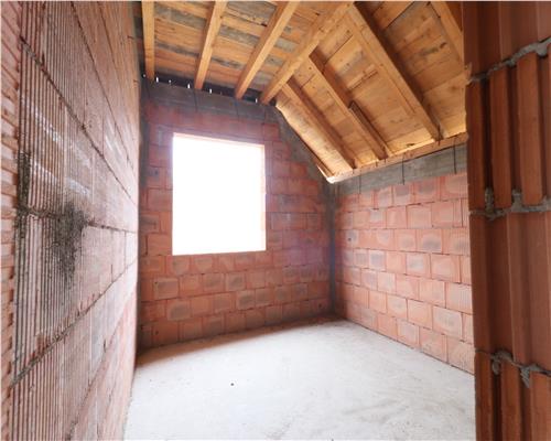 Casa cu 8 camere, 900 mp teren, la rosu in Rediu