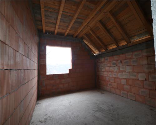 Casa cu 8 camere, 900 mp teren, la rosu in Rediu