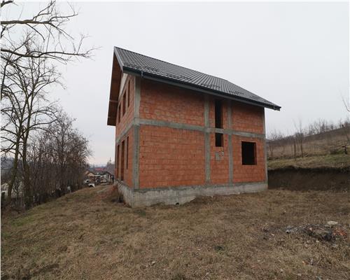 Casa cu 8 camere, 900 mp teren, la rosu in Rediu