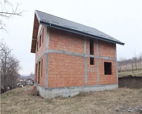 Casa cu 8 camere, 900 mp teren, la rosu in Rediu