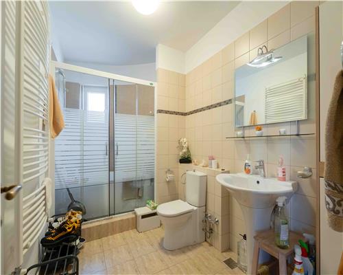 Casa de Lux in Livada cu Ciresi Eleganta, Confort si Panorama de Vis