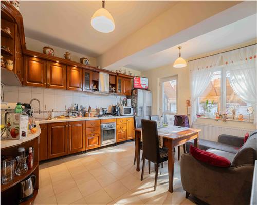 Casa de Lux in Livada cu Ciresi Eleganta, Confort si Panorama de Vis