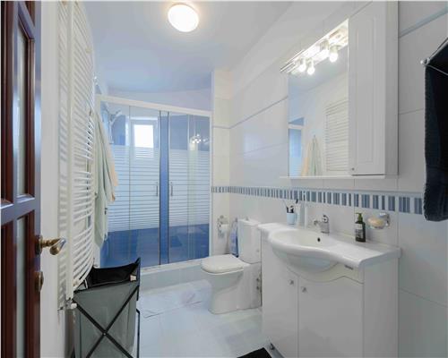Casa de Lux in Livada cu Ciresi Eleganta, Confort si Panorama de Vis