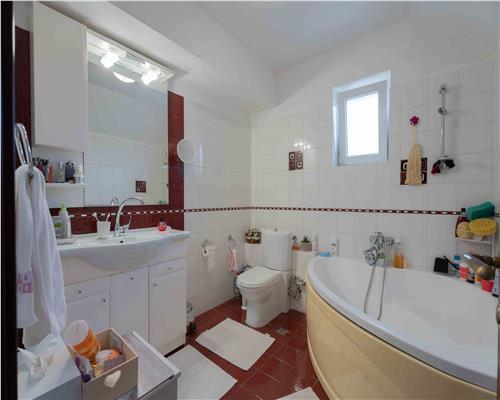 Casa de Lux in Livada cu Ciresi Eleganta, Confort si Panorama de Vis