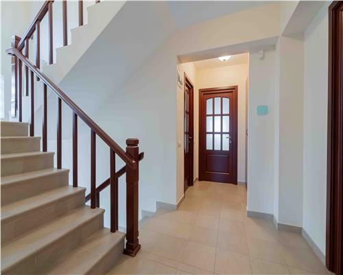 Casa de Lux in Livada cu Ciresi Eleganta, Confort si Panorama de Vis