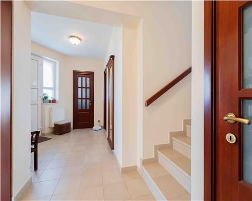 Casa de Lux in Livada cu Ciresi Eleganta, Confort si Panorama de Vis