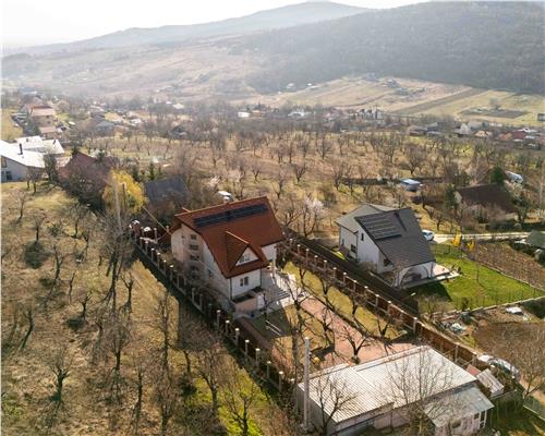 Casa de Lux in Livada cu Ciresi Eleganta, Confort si Panorama de Vis