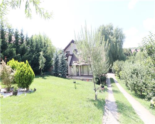 Vila individuala in Barnova 3 camere, 1000 mp teren, curte superba amenajata, garaj incalzit