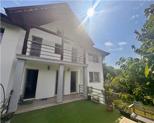 Vila duplex de vanzare Bucium, zona exclusivista, curte cu vegetatie matura, vedere deosebita